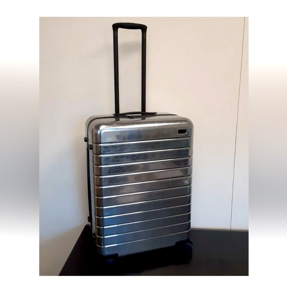 “SOLD 💰” Away, LIMITED Edition, Mirror Color, Medium, Polycarbonate Suitcase